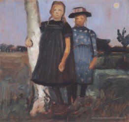 Due ragazze in piedi sul tronco di betulla
