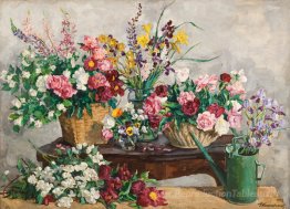 Natura morta. Quattro mazzi di fiori sul tavolo e annaffiatoio.