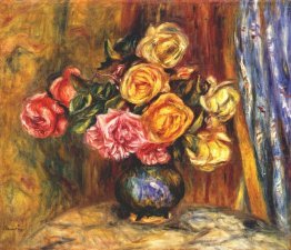 Rose di fronte a una tenda blu