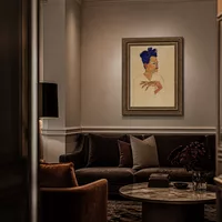 Autoritratto con le mani sul petto — Boutique hotel