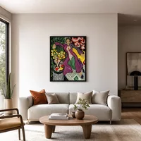 Donna in un cappotto viola — Residenza contemporanea