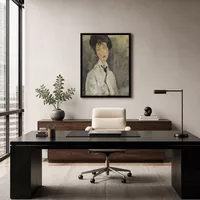 Donna con una cravatta nera — Ufficio di design