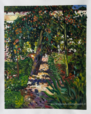 Un albero in giardino